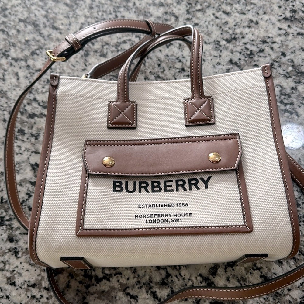 Mini Freya TotePrice 
Natural/tan
2 colours
Mini
Brand new. Never carried